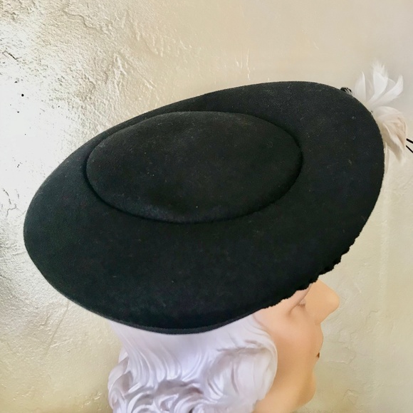 CHIC 1940s BLACK FELT HAT WITH INTRICATE GROSGRAIN AND BUTTERFLY FEATHER TRIM main image 8